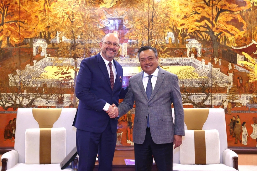 Swiss diplomat proposes Hanoi jazz festival to mark 55 years of diplomacy